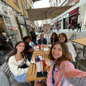 Sophomores Ava Bogarde, Elle Dignam, De’Nasia Thomas, Katie Beth Brewer, and Lilian Sims enjoy lunch in Turin with UGA faculty Elizabeth Johnson Knight (center)